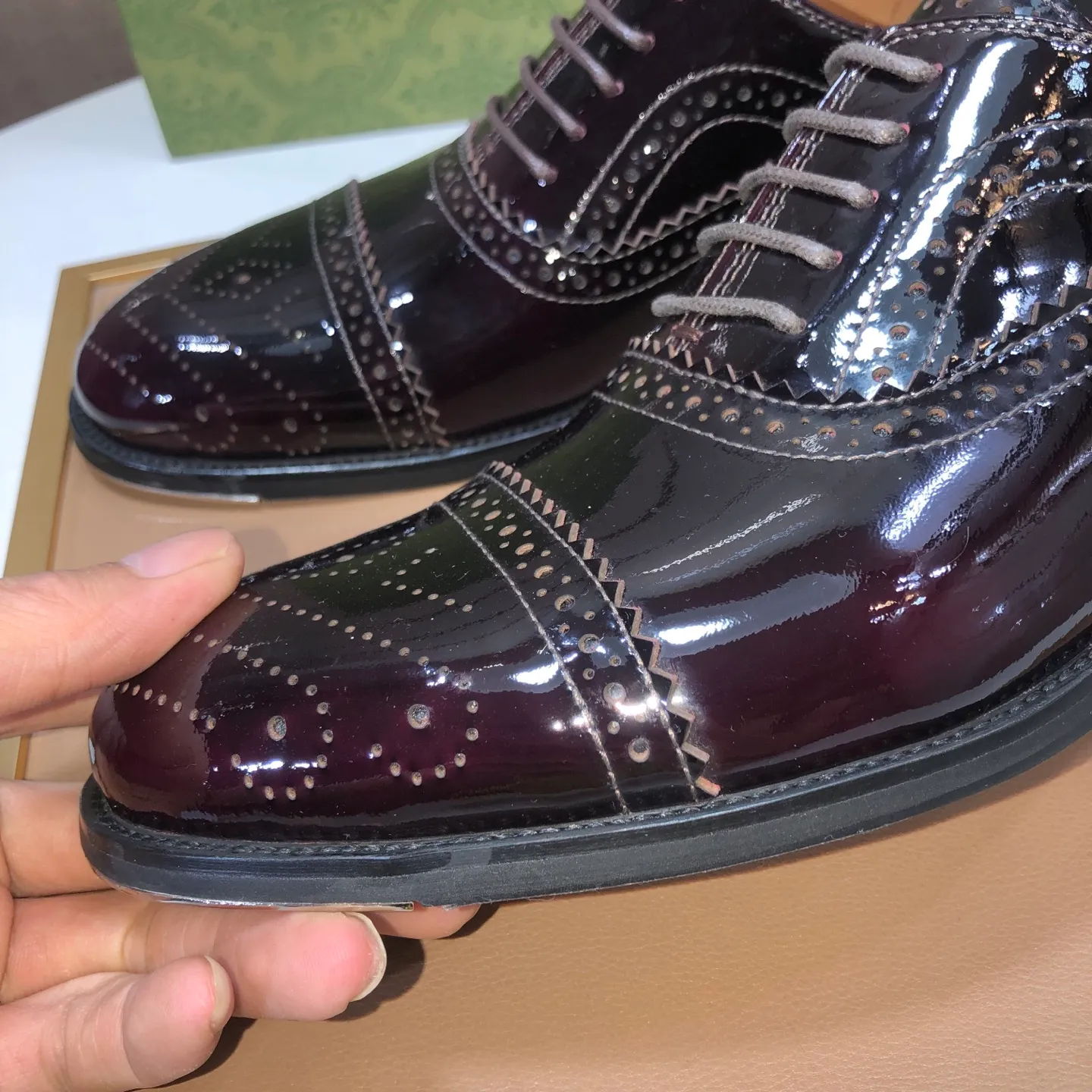 Men's shoes 💰660💰 Brand: GUCCI (Gucci) Standard code: Men's size 38/44 (45/46 can be customized) Grade: Same as the official website Original quality Material: Original cowhide Water-dyed cowhide lining Original rubber outsole Style category: Men's fashionable casual leather shoes Distinguished big-name luxury elements top luxury Color: Actual picture